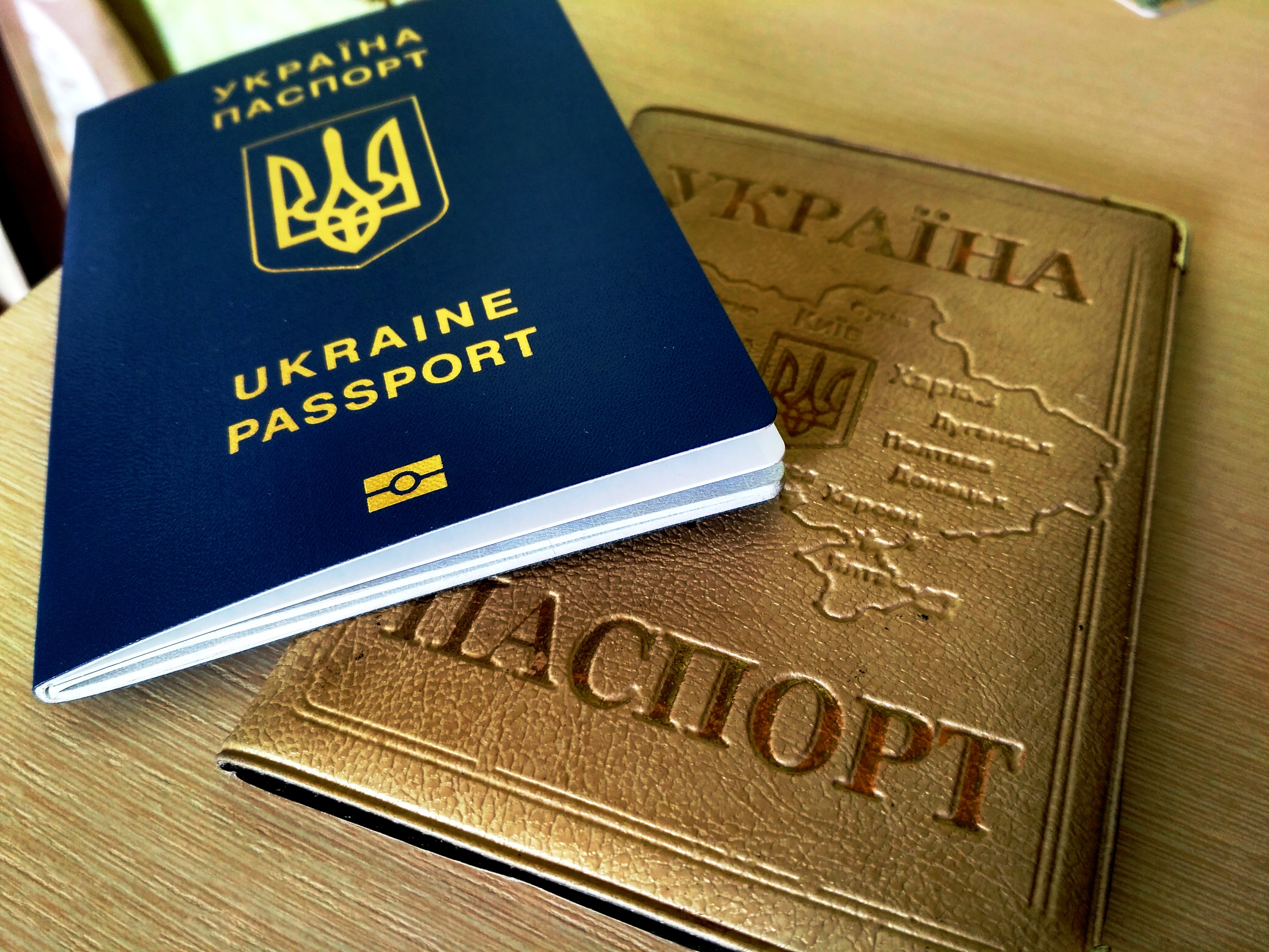 Загранпаспорт Украины красный